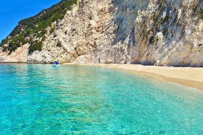 물속 또는 물가에서의 스노클링/수영 장면